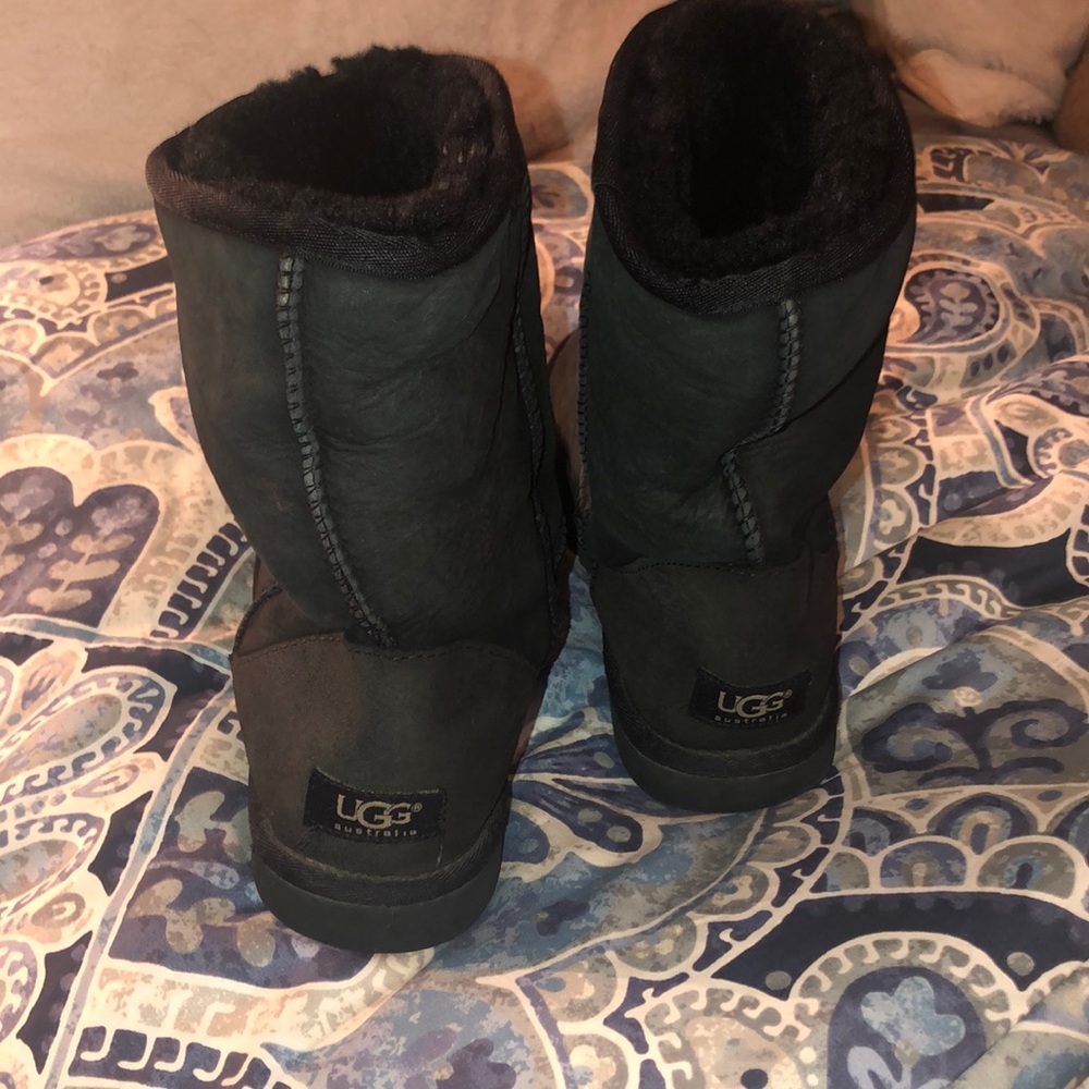 Women’s size 7 short black UGG boots good cond.